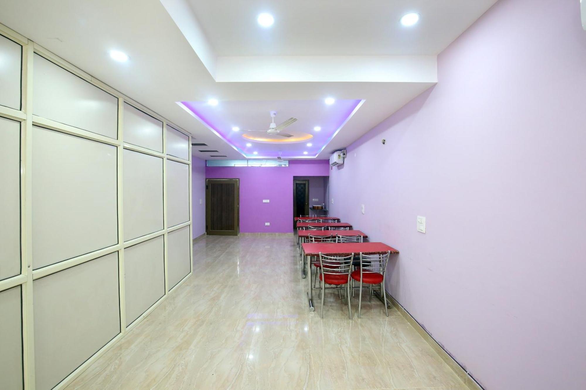 Oyo The Platinum Hotel Zirakpur Exterior photo